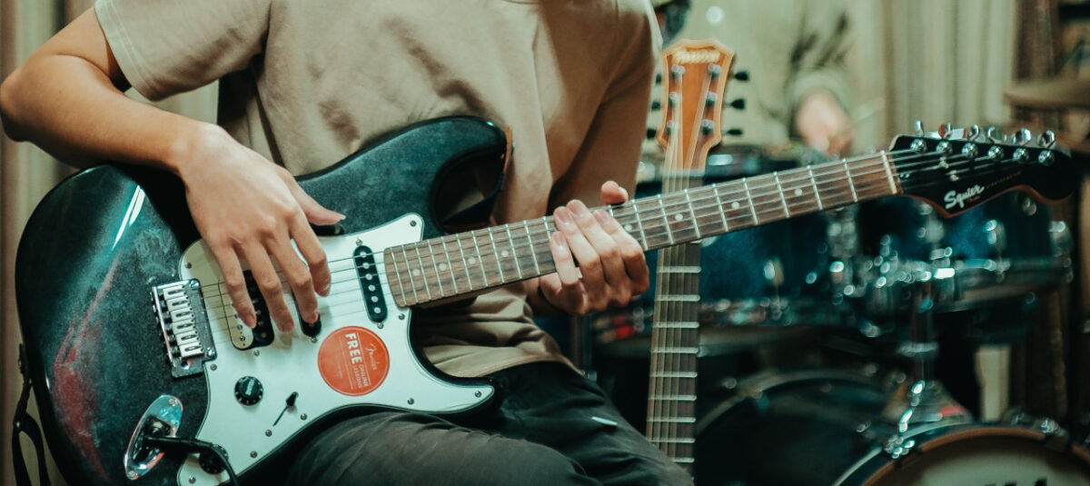Best Beginner Electric Guitar for Adults