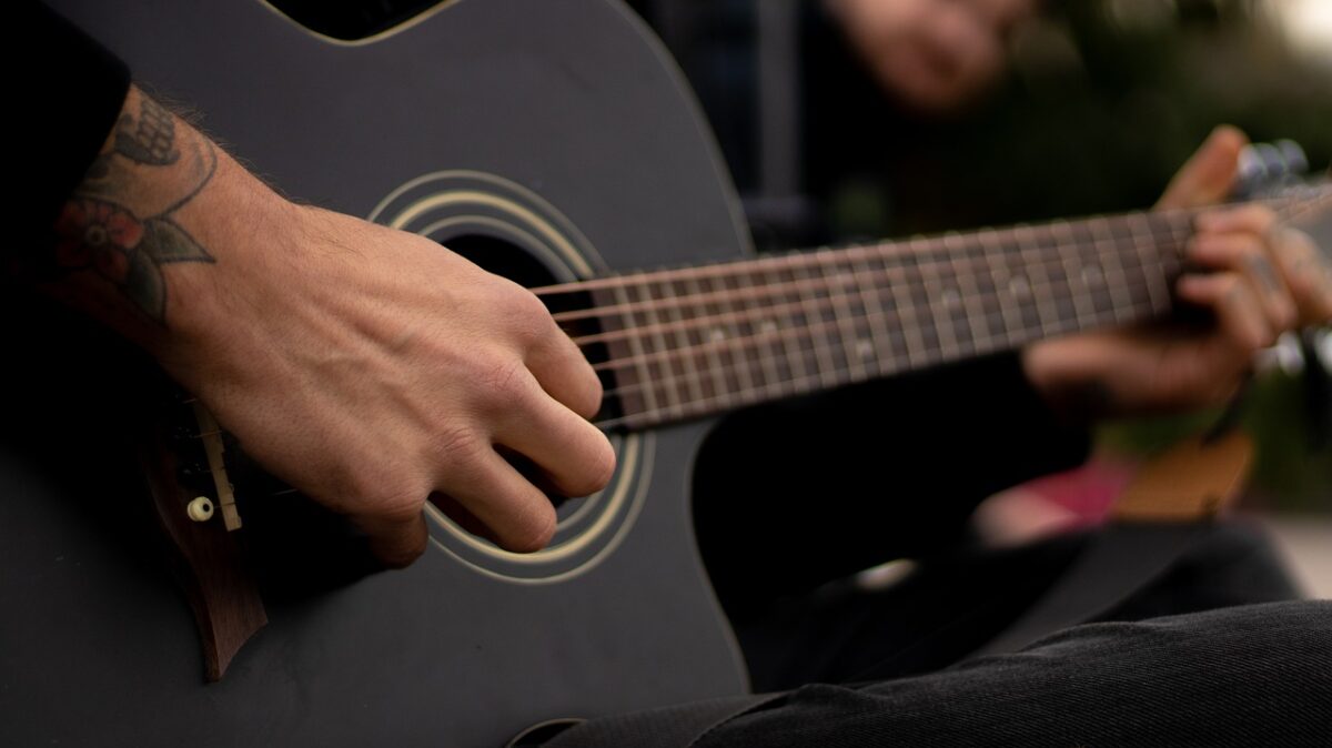 how to buy an acoustic guitar for beginners