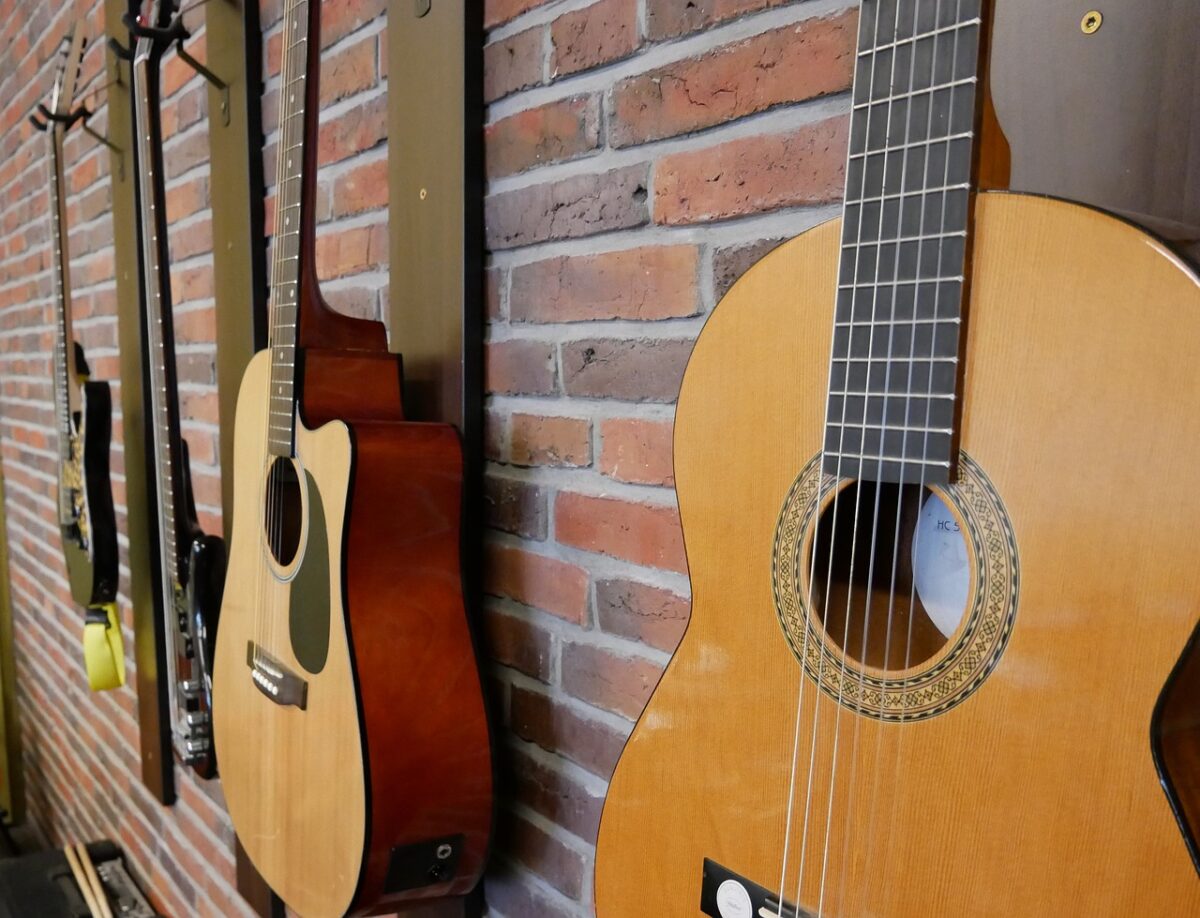 Which is Better for Beginners Acoustic or Electric Guitar?